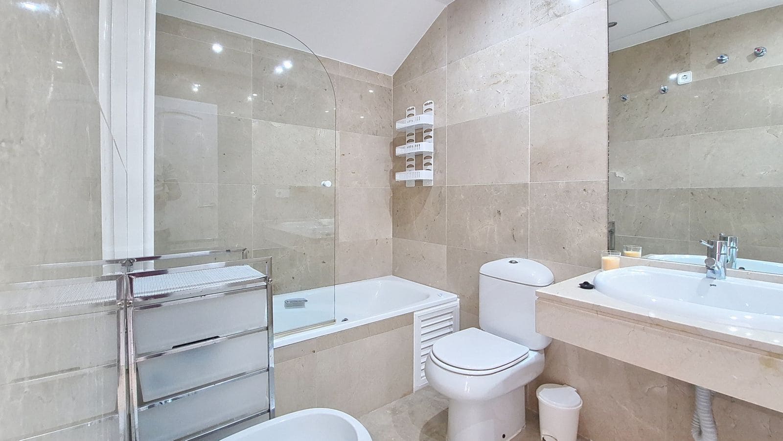 3 slaapkamer Penthouse te koop in La Duquesa / Puerto de la Duquesa met zwembad - € 395.000 (Ref: 9733702)