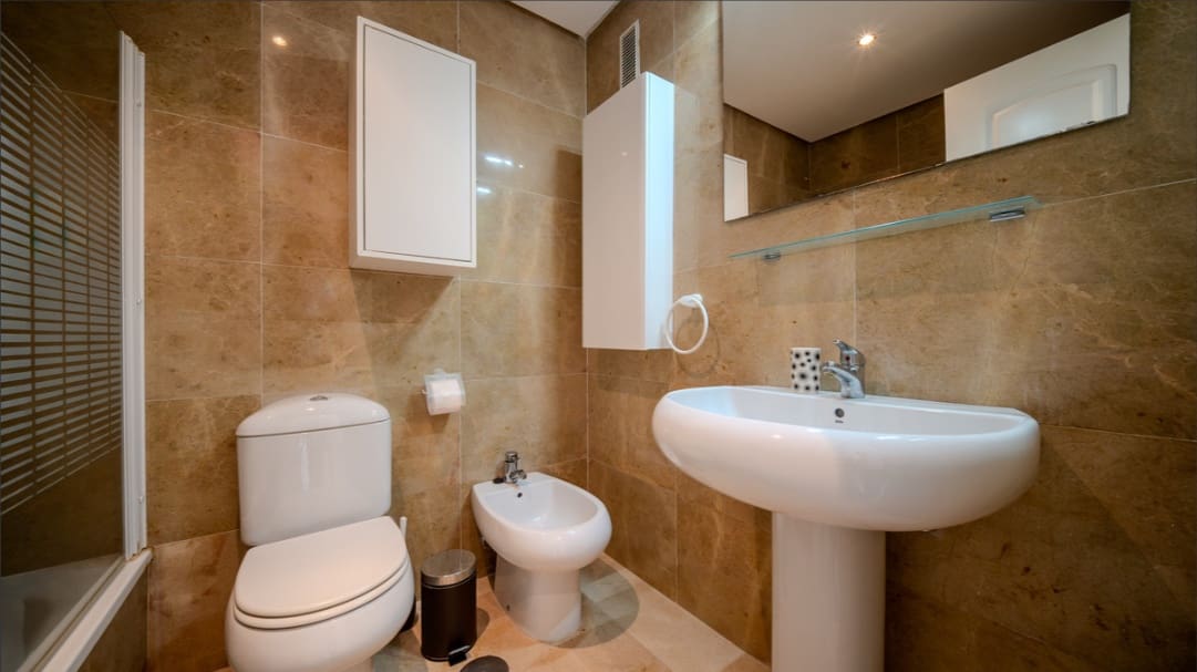 Ático de 2 habitaciones en La Duquesa / Puerto de la Duquesa en venta con piscina - 359.000 € (Ref: 9737056)