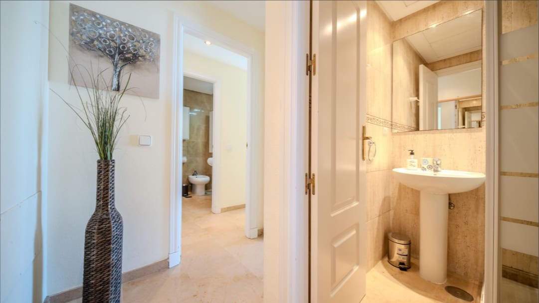 Ático de 2 habitaciones en La Duquesa / Puerto de la Duquesa en venta con piscina - 359.000 € (Ref: 9737056)