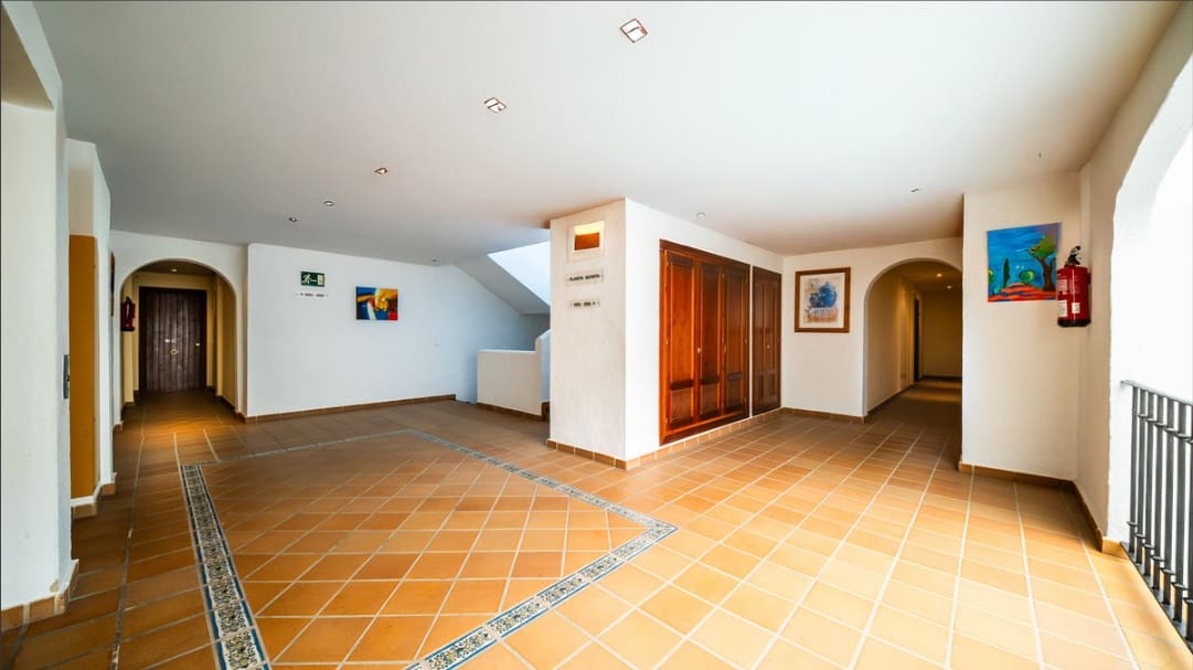 Ático de 2 habitaciones en La Duquesa / Puerto de la Duquesa en venta con piscina - 359.000 € (Ref: 9737056)
