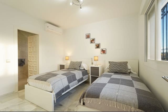 Apartamento de 2 habitaciones en El Paraiso, Estepona en venta con piscina - 439.000 € (Ref: 9740227)