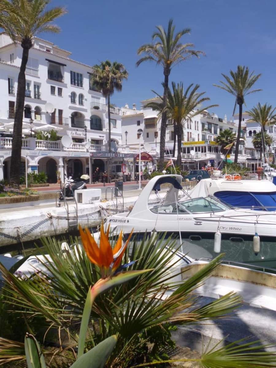 2 bedroom Apartment for sale in La Duquesa / Puerto de la Duquesa with pool - € 345,000 (Ref: 9742968)