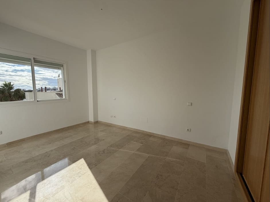 3 slaapkamer Penthouse te koop in New Golden Mile met zwembad garage - € 375.000 (Ref: 9743015)