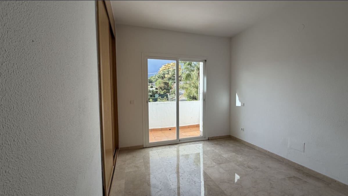 3 slaapkamer Penthouse te koop in New Golden Mile met zwembad garage - € 375.000 (Ref: 9743015)