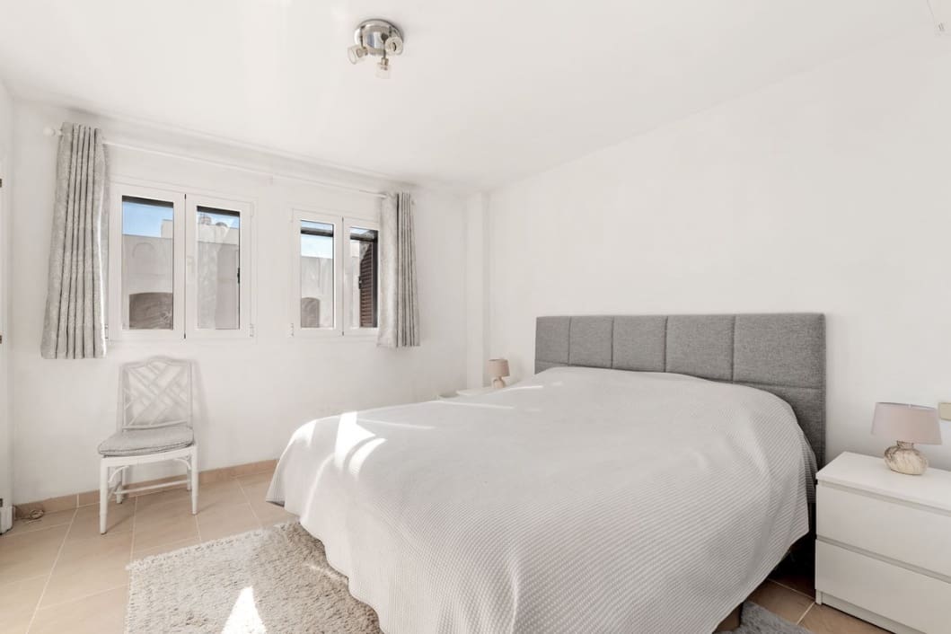 2 makuuhuone Omakotitalo myytävänä paikassa Estepona mukana uima-altaan - 450 000 € (Ref: 9745897)