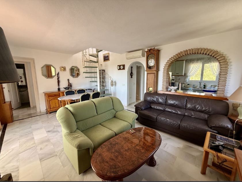 2 bedroom Penthouse for sale in Calahonda with pool - € 379,000 (Ref: 9747129)