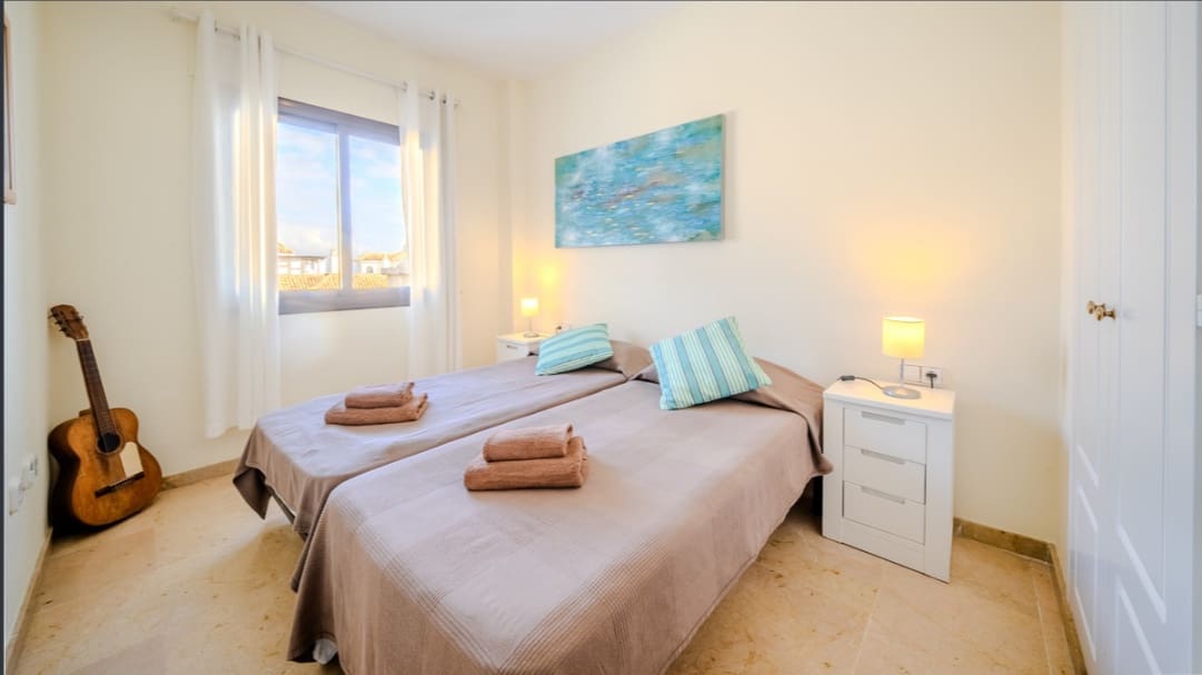 2 quarto Penthouse para venda em La Duquesa / Puerto de la Duquesa com piscina - 359 000 € (Ref: 9748348)