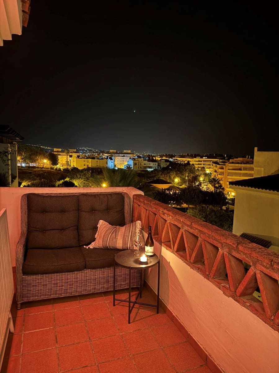 2 bedroom Penthouse for sale in La Duquesa / Puerto de la Duquesa with pool - € 295,000 (Ref: 9748429)