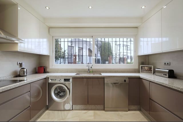 2 soverom Leilighet til salgs i El Paraiso, Estepona - € 439 000 (Ref: 9749261)