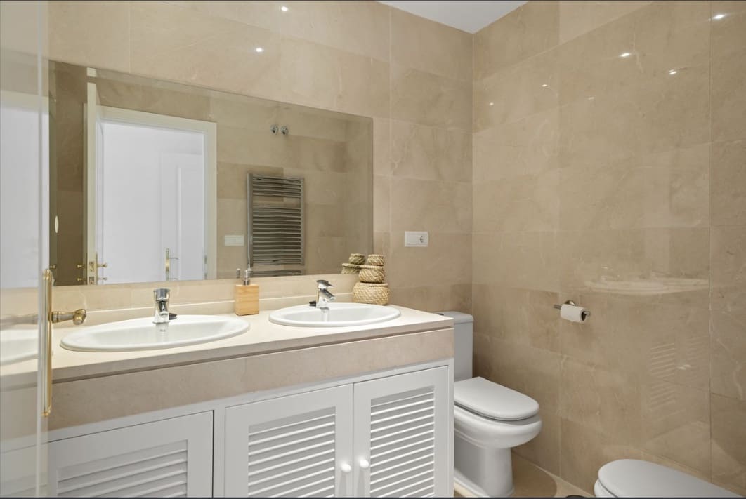 Apartamento de 2 habitaciones en Benahavís en venta con piscina garaje - 455.000 € (Ref: 9753457)