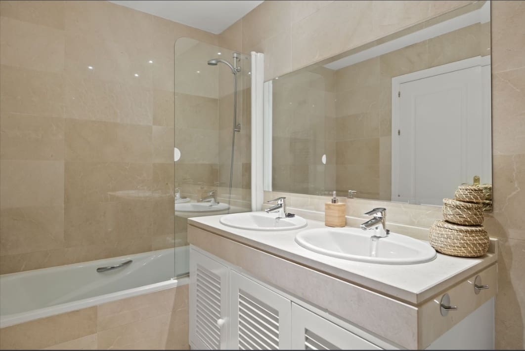 Apartamento de 2 habitaciones en Benahavís en venta con piscina garaje - 455.000 € (Ref: 9753457)