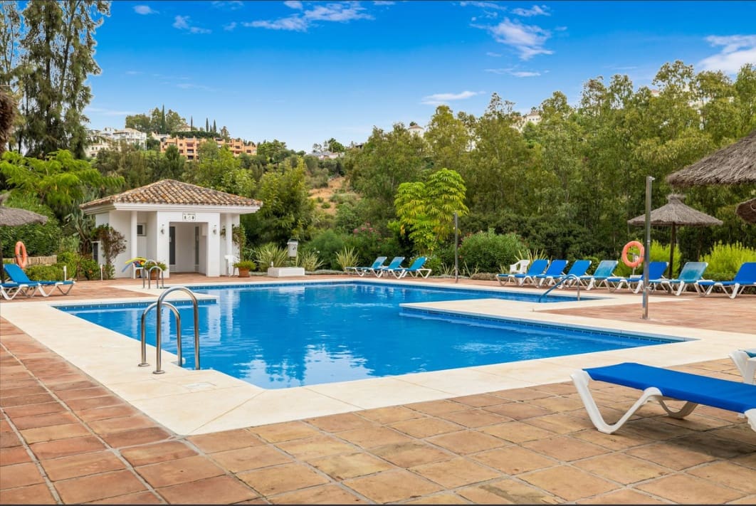 Apartamento de 2 habitaciones en Benahavís en venta con piscina garaje - 455.000 € (Ref: 9753457)