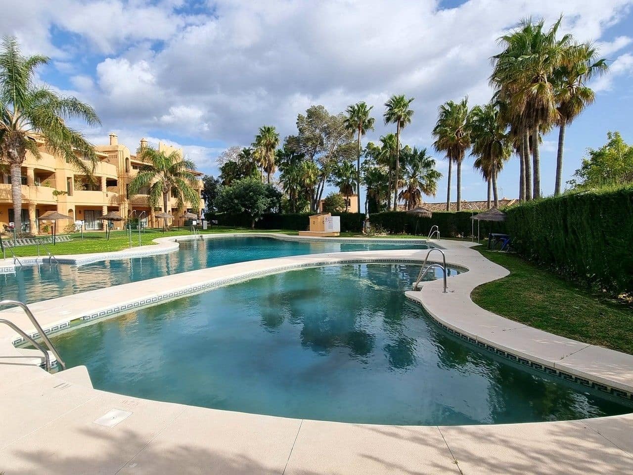 Apartamento de 2 habitaciones en Calahonda en venta con piscina - 349.500 € (Ref: 9761420)