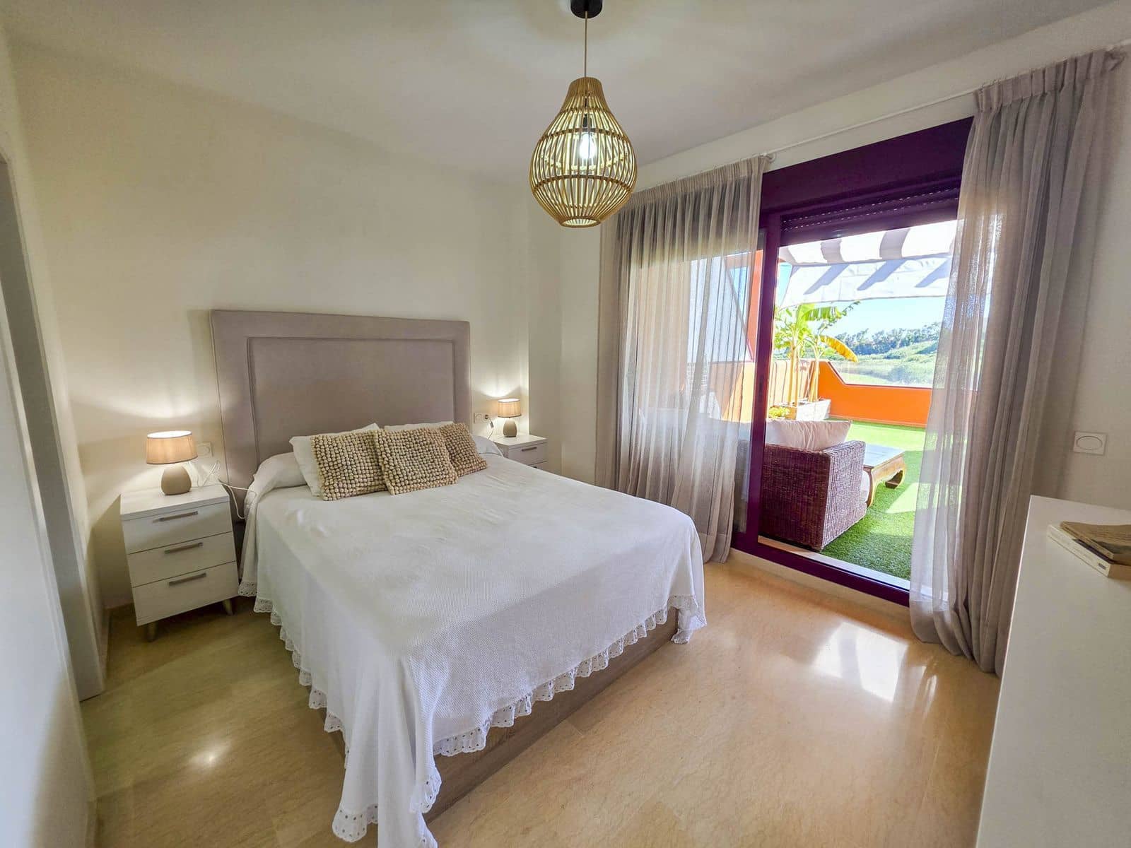 3 sypialnia Apartament na sprzedaż w La Duquesa / Puerto de la Duquesa z basenem - 480 000 € (Ref: 9764747)