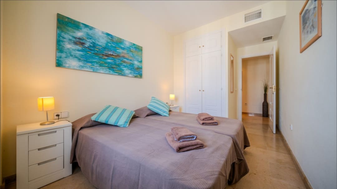 2 makuuhuone Kattohuoneisto myytävänä paikassa La Duquesa / Puerto de la Duquesa mukana uima-altaan - 359 000 € (Ref: 9764756)