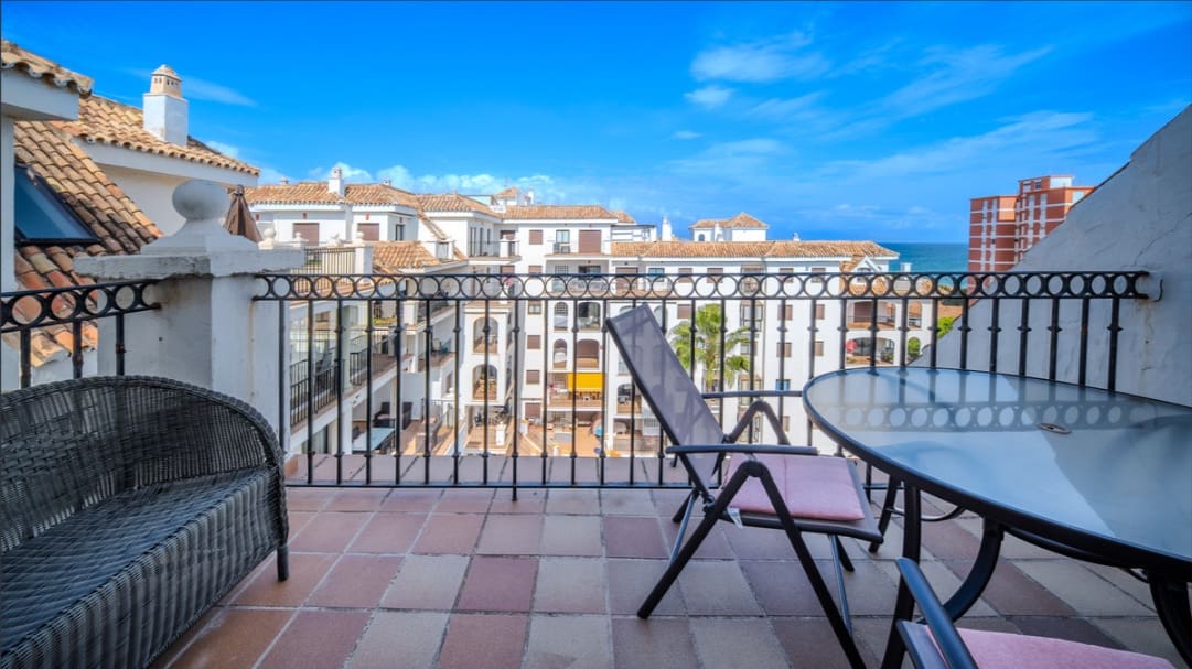 2 makuuhuone Kattohuoneisto myytävänä paikassa La Duquesa / Puerto de la Duquesa mukana uima-altaan - 359 000 € (Ref: 9764756)