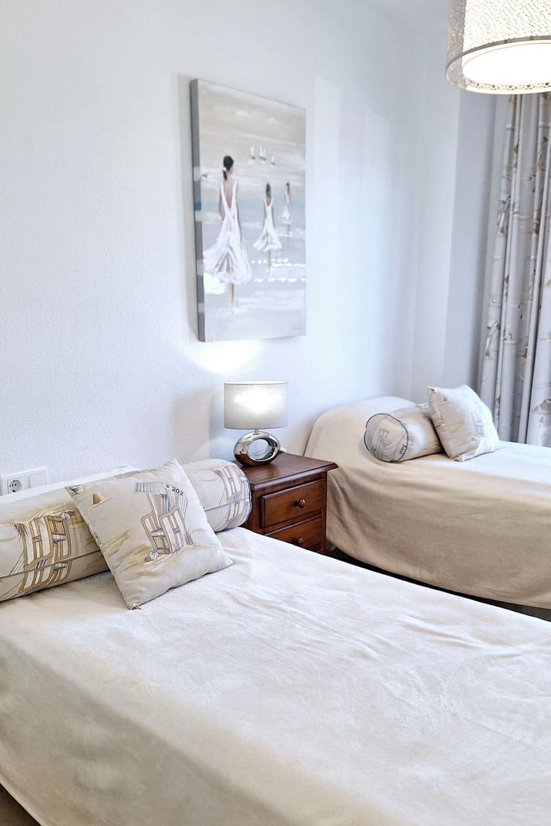 2 slaapkamer Appartement te koop in La Duquesa / Puerto de la Duquesa met zwembad garage - € 470.000 (Ref: 9764781)