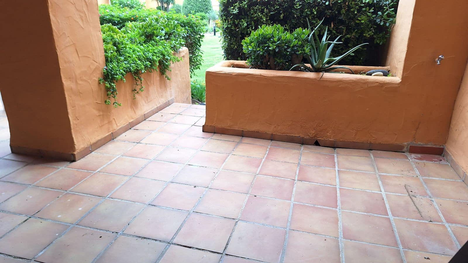 Apartamento de 2 habitaciones en La Duquesa / Puerto de la Duquesa en venta con piscina - 484.000 € (Ref: 9778536)