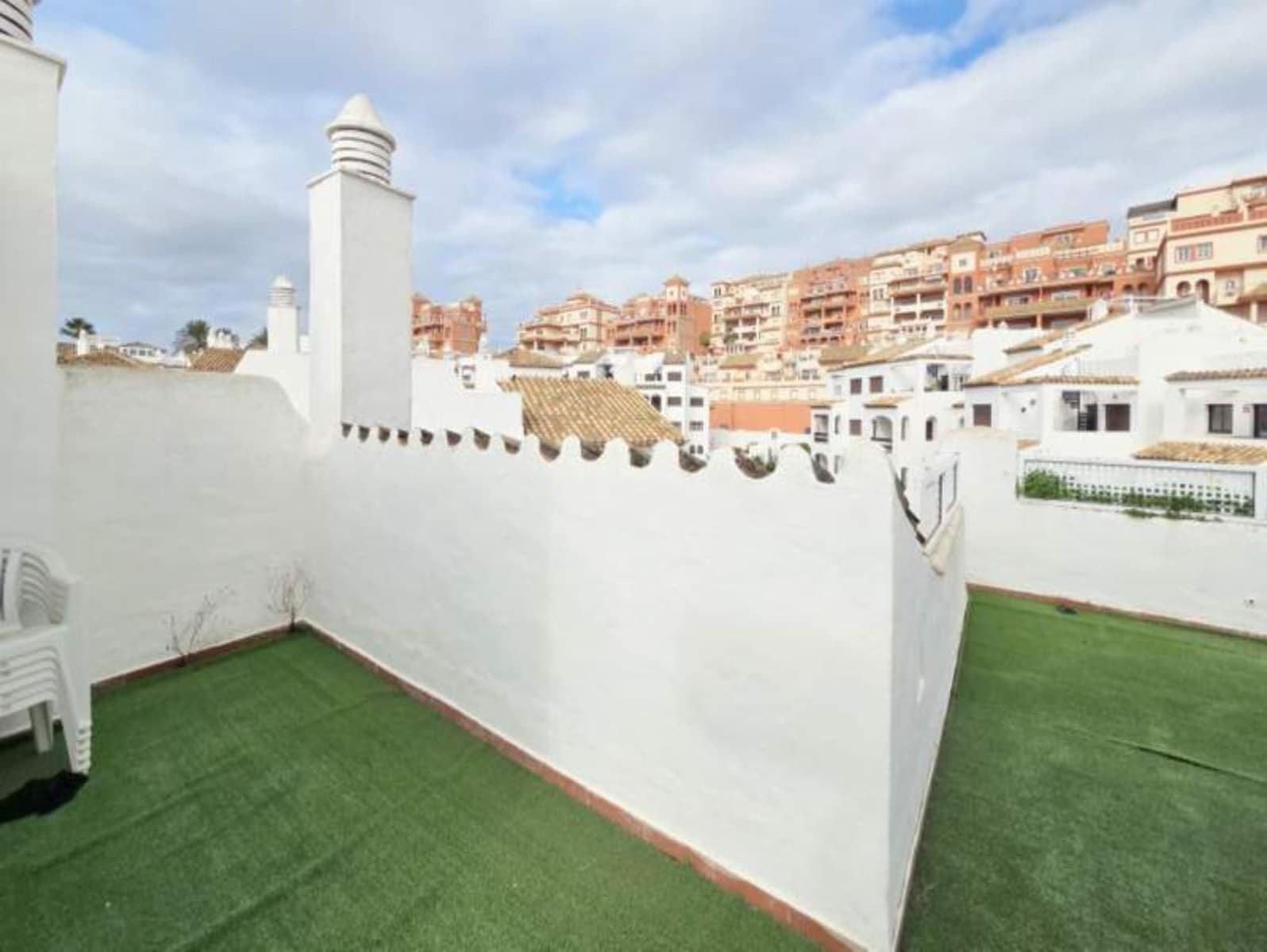 Ático de 2 habitaciones en La Duquesa / Puerto de la Duquesa en venta con piscina - 295.000 € (Ref: 9778949)