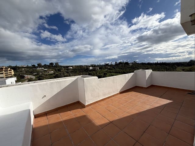 Ático de 3 habitaciones en Selwo, Estepona en venta con piscina garaje - 375.000 € (Ref: 9781404)