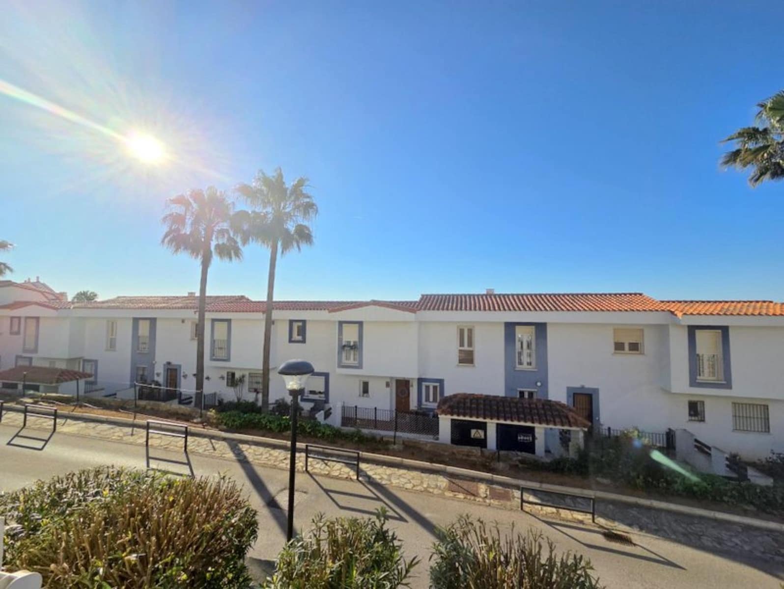 2 quarto Apartamento para venda em La Duquesa / Puerto de la Duquesa com piscina - 265 000 € (Ref: 9782031)