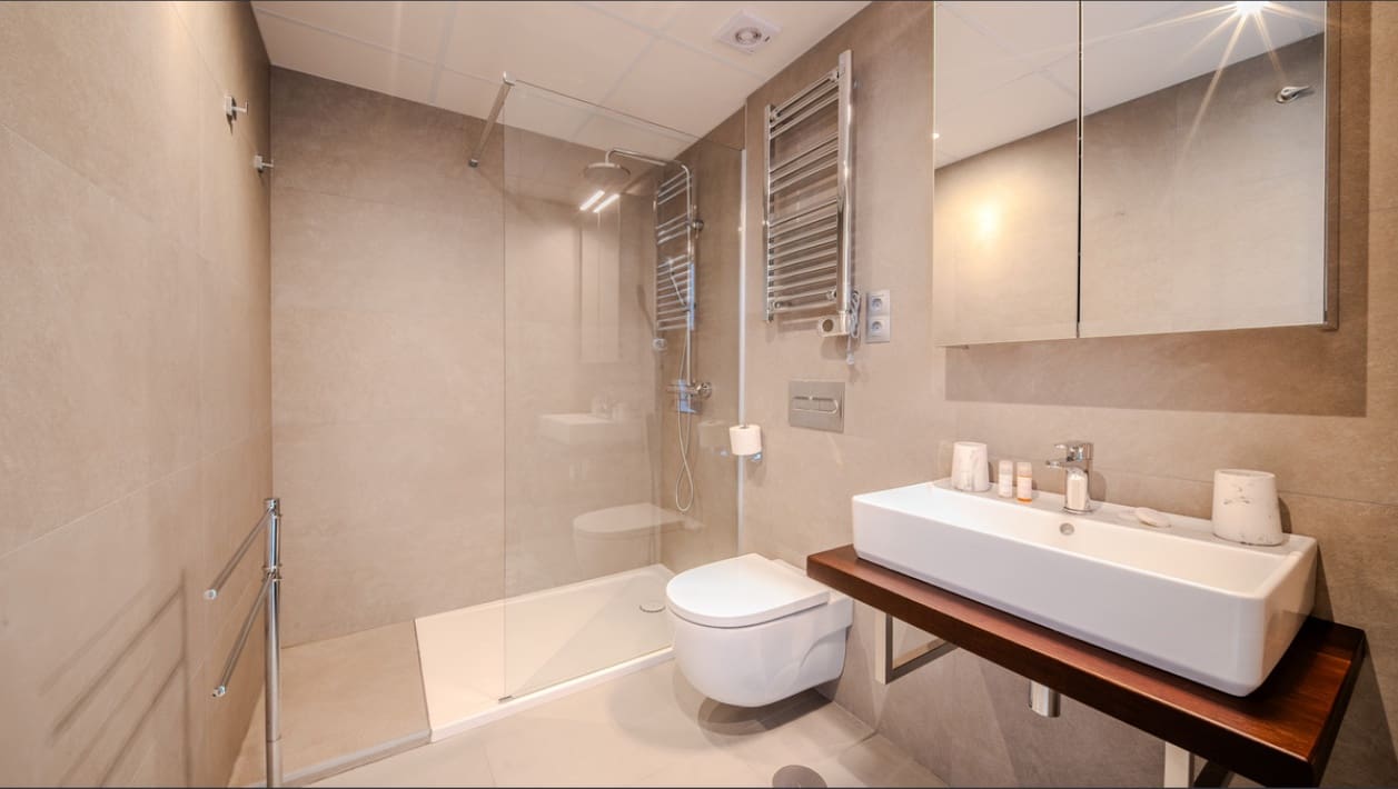 2 bedroom Penthouse for sale in La Duquesa / Puerto de la Duquesa with pool - € 365,000 (Ref: 9783763)