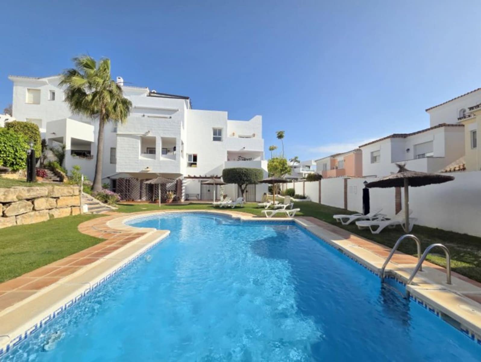 2 soverom Leilighet til salgs i La Duquesa / Puerto de la Duquesa med svømmebasseng - € 279 000 (Ref: 9783886)