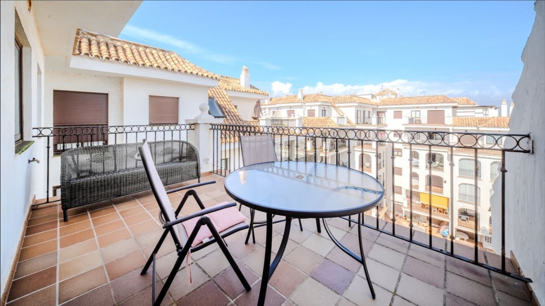 2 soveværelse Penthouse til salg i La Duquesa / Puerto de la Duquesa med swimmingpool - € 349.000 (Ref: 9793232)