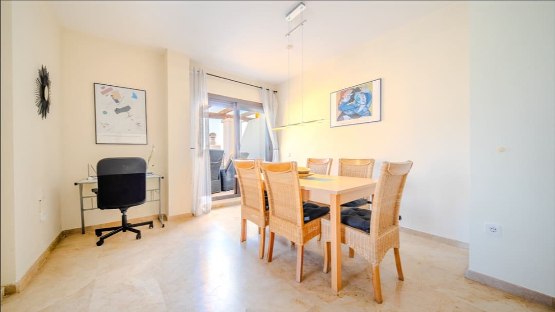 2 soveværelse Penthouse til salg i La Duquesa / Puerto de la Duquesa med swimmingpool - € 349.000 (Ref: 9793232)