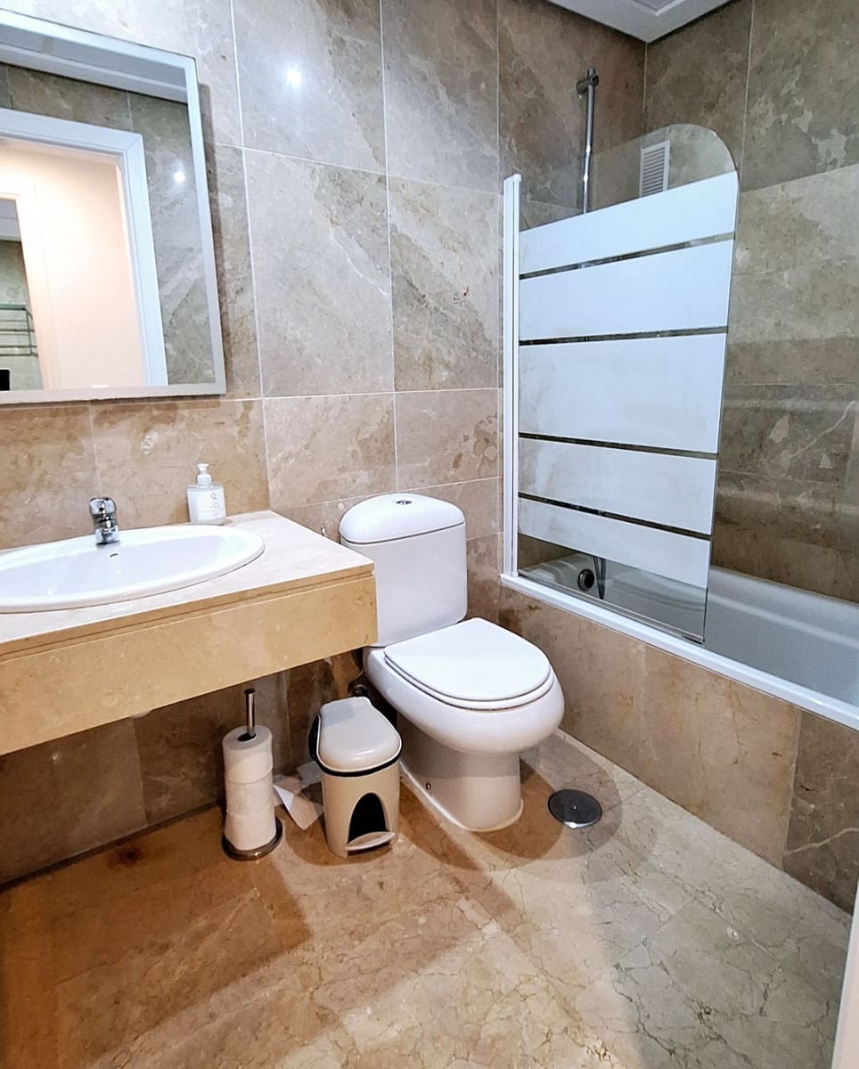 2 soverom Leilighet til salgs i La Duquesa / Puerto de la Duquesa med svømmebasseng garasje - € 470 000 (Ref: 9793392)