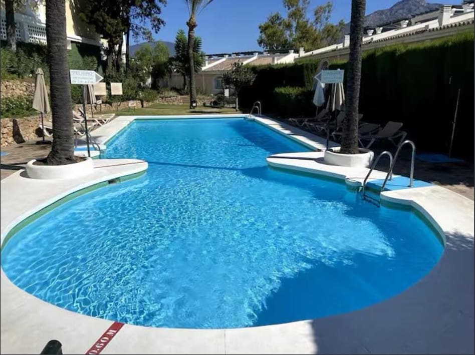 2 soveværelse Lejlighed til salg i Aloha Golf med swimmingpool garage - € 445.000 (Ref: 9793405)