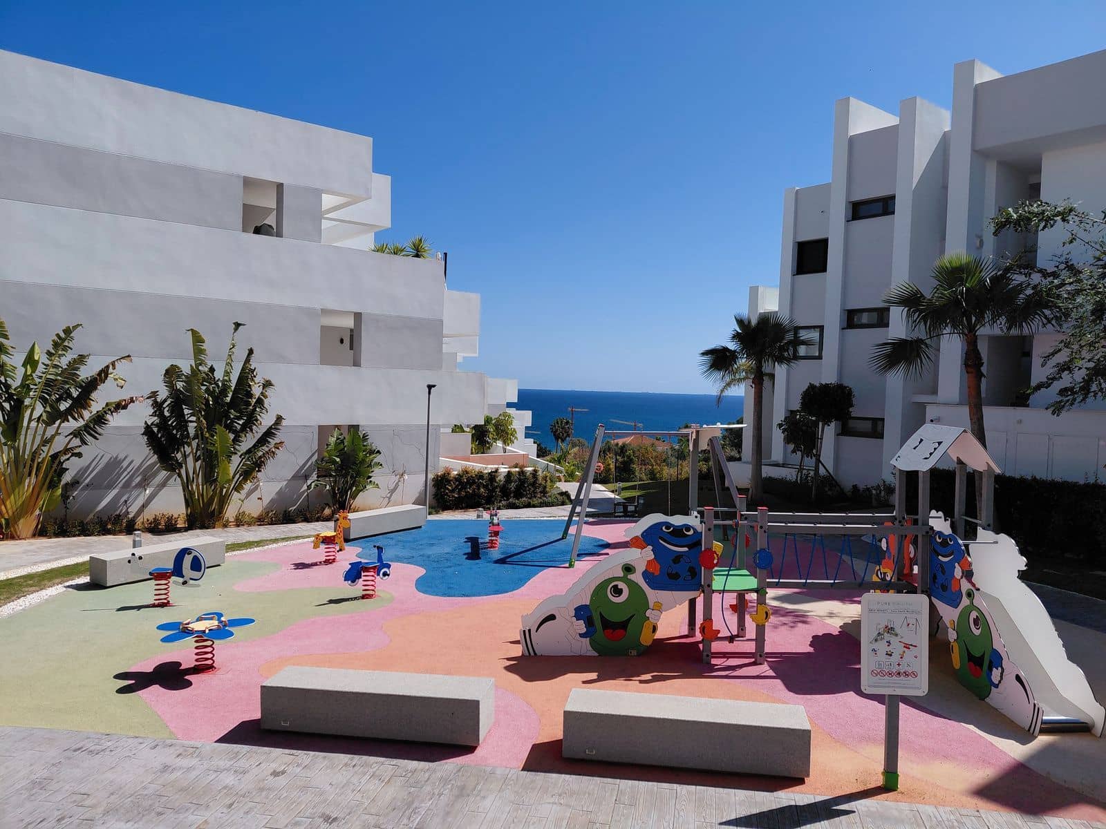 2 sypialnia Apartament na sprzedaż w La Duquesa / Puerto de la Duquesa z basenem garażem - 399 000 € (Ref: 9794980)