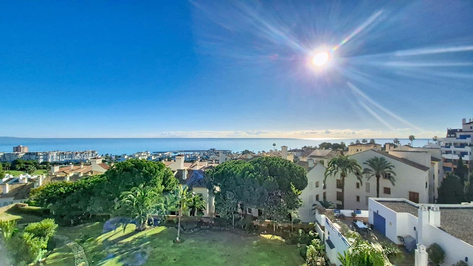 3 quarto Penthouse para venda em La Duquesa / Puerto de la Duquesa com piscina - 395 000 € (Ref: 9798215)