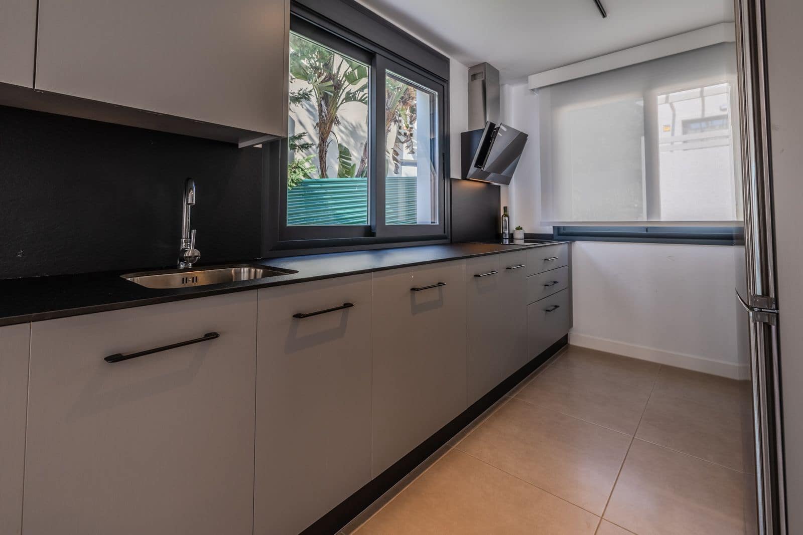 3 soveværelse Byhus til salg i Estepona med swimmingpool garage - € 495.000 (Ref: 9800117)