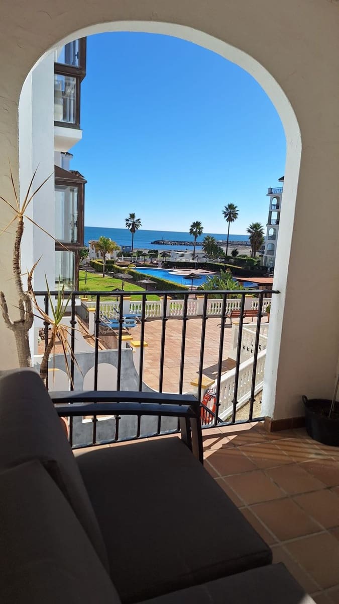 2 bedroom Apartment for sale in La Duquesa / Puerto de la Duquesa with pool - € 345,000 (Ref: 9804935)