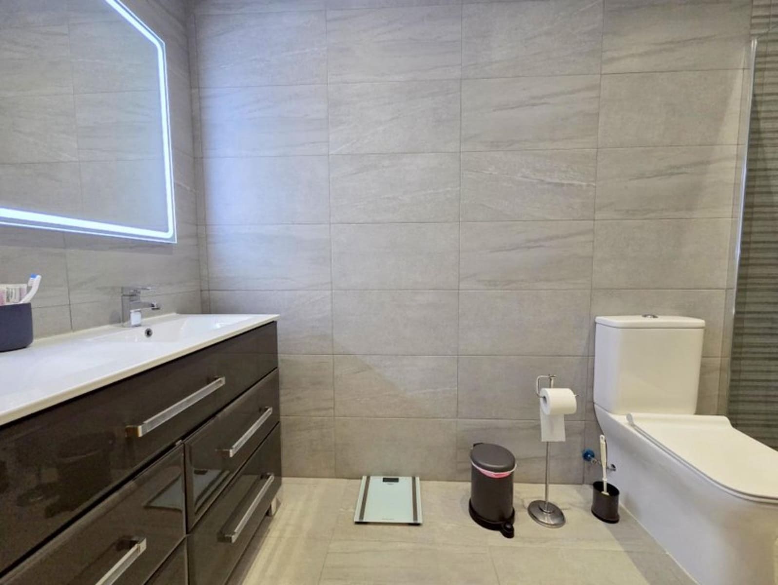 2 sypialnia Apartament na sprzedaż w La Duquesa / Puerto de la Duquesa z basenem - 265 000 € (Ref: 9804937)