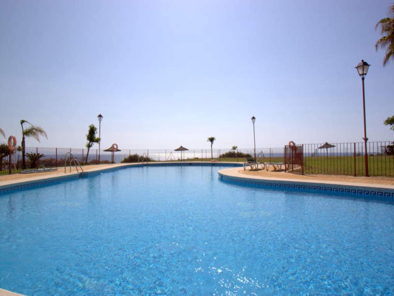 2 sypialnia Apartament na sprzedaż w La Duquesa / Puerto de la Duquesa z basenem - 265 000 € (Ref: 9804937)