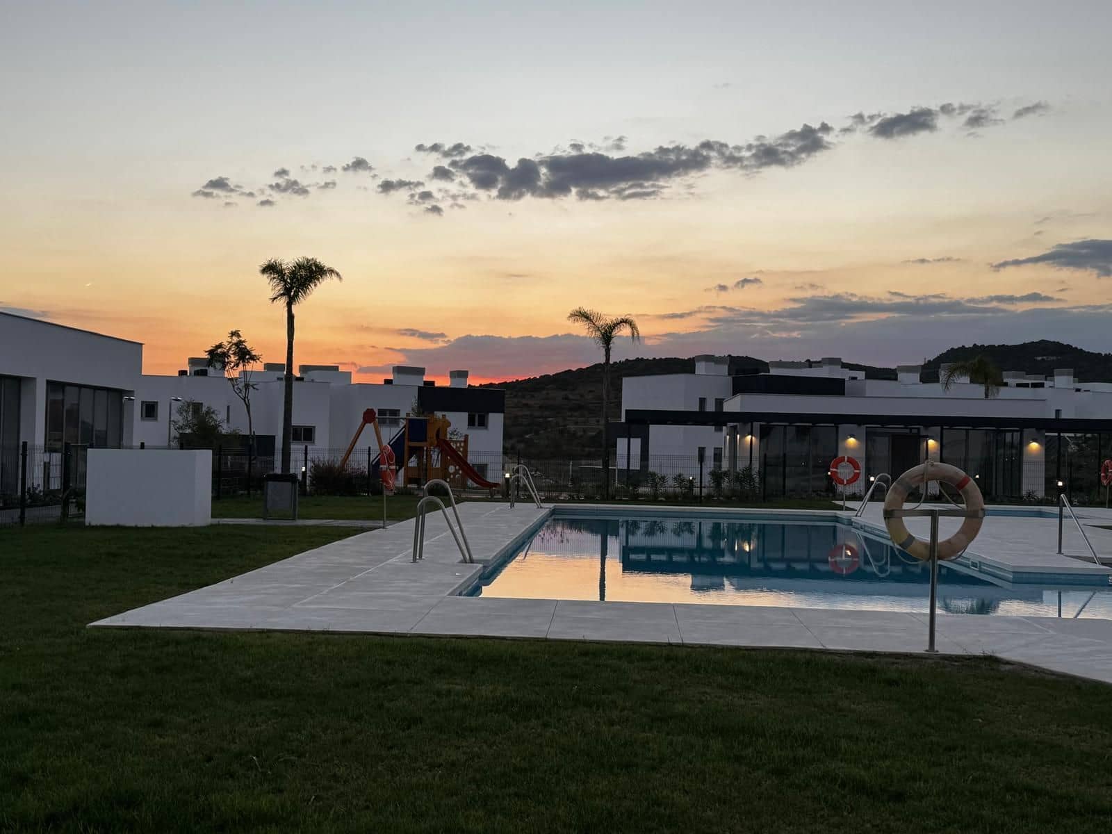 2 slaapkamer Penthouse te koop in Estepona met zwembad garage - € 410.000 (Ref: 9806739)