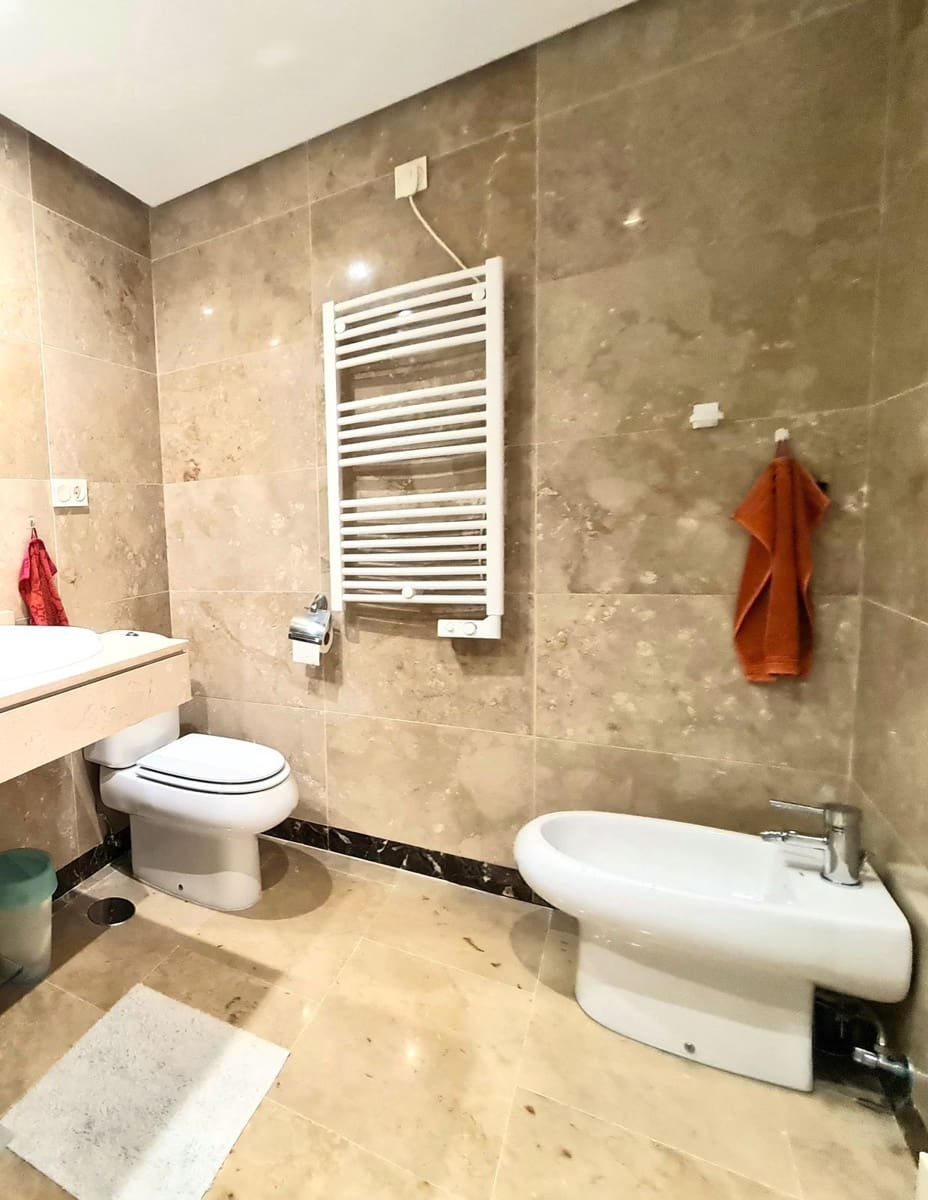 Apartamento de 2 habitaciones en La Duquesa / Puerto de la Duquesa en venta con piscina garaje - 295.000 € (Ref: 9806742)