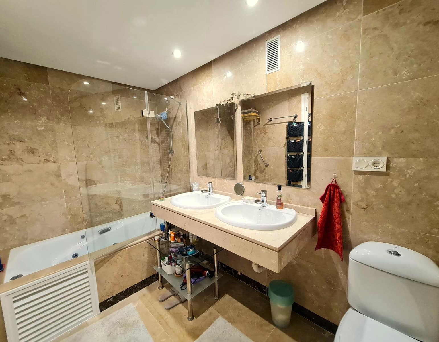 Apartamento de 2 habitaciones en La Duquesa / Puerto de la Duquesa en venta con piscina garaje - 295.000 € (Ref: 9806742)