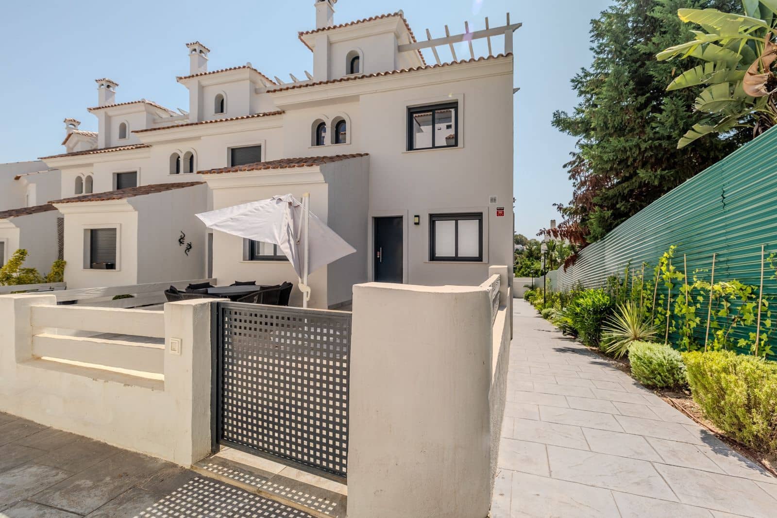 3 sovrum Hus till salu i Estepona med pool garage - 495 000 € (Ref: 9809054)