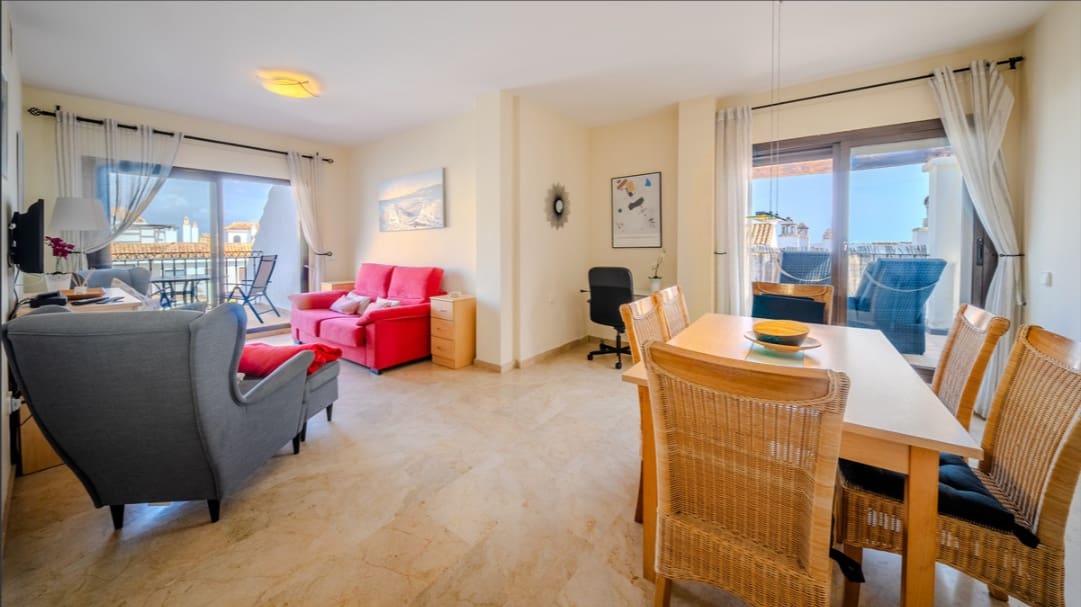 2 slaapkamer Penthouse te koop in La Duquesa / Puerto de la Duquesa met zwembad - € 349.000 (Ref: 9809679)