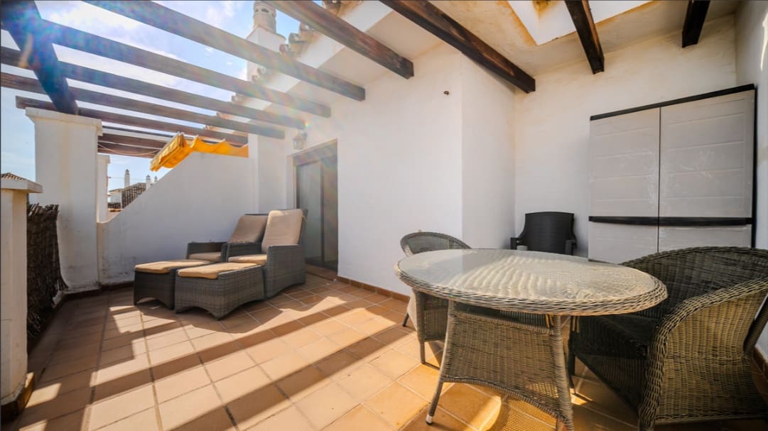 2 slaapkamer Penthouse te koop in La Duquesa / Puerto de la Duquesa met zwembad - € 349.000 (Ref: 9809679)