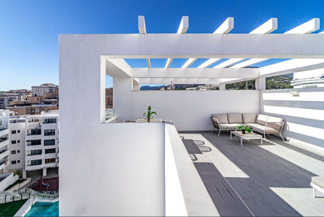 2 Zimmer Penthouse zu verkaufen in Estepona mit Pool - 485.000 € (Ref: 9809736)