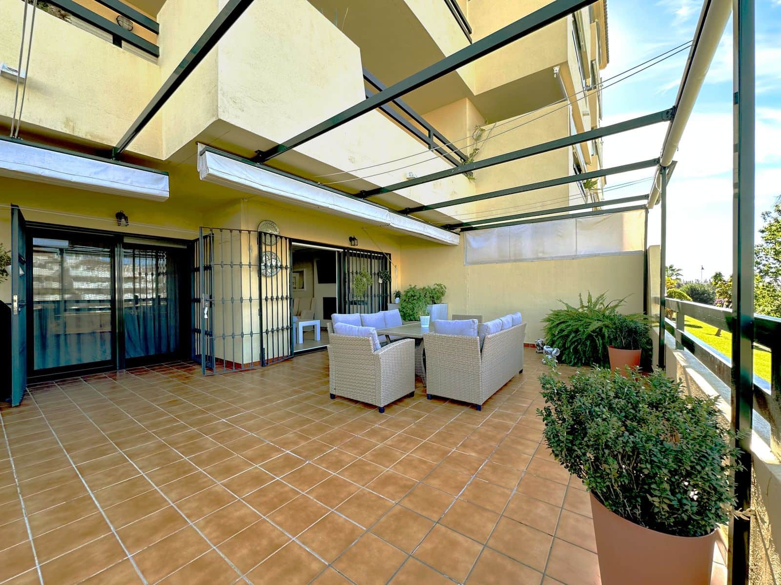2 slaapkamer Appartement te koop in Estepona met zwembad - € 449.000 (Ref: 9809755)