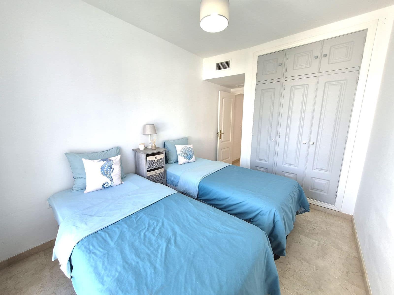 2 makuuhuone Kattohuoneisto myytävänä paikassa La Duquesa / Puerto de la Duquesa mukana uima-altaan - 320 000 € (Ref: 9809926)