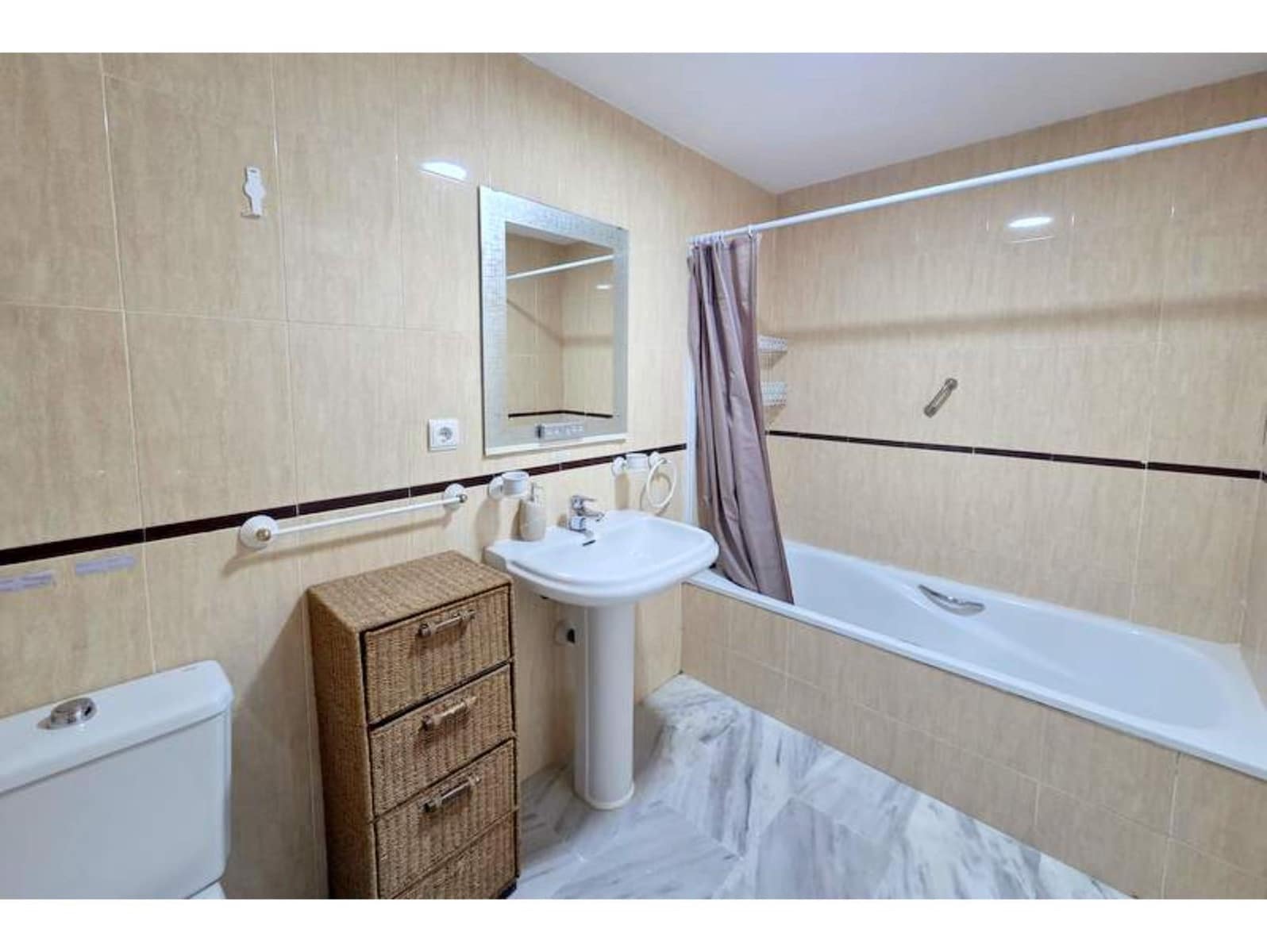 2 slaapkamer Appartement te koop in La Duquesa / Puerto de la Duquesa met zwembad - € 269.000 (Ref: 9812482)