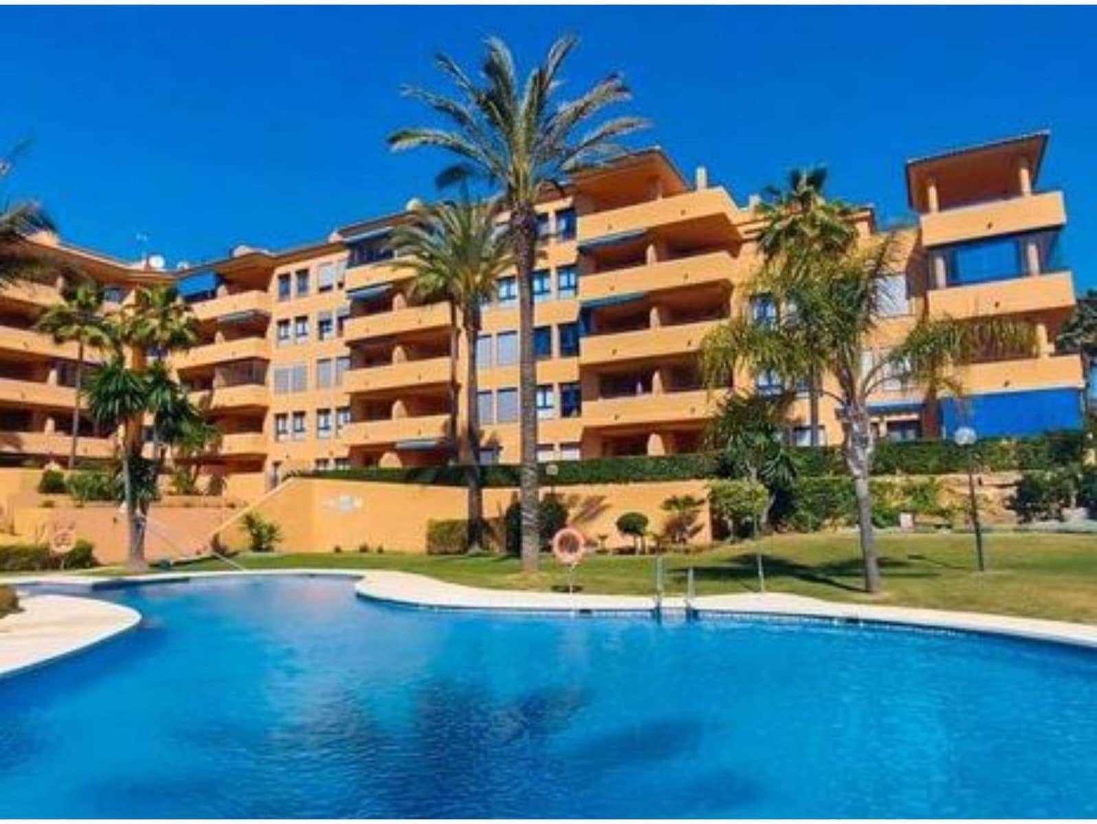 2 slaapkamer Appartement te koop in La Duquesa / Puerto de la Duquesa met zwembad - € 269.000 (Ref: 9812482)