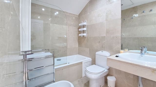3 soveværelse Penthouse til salg i La Duquesa / Puerto de la Duquesa, Manilva med swimmingpool - € 395.000 (Ref: 9812529)