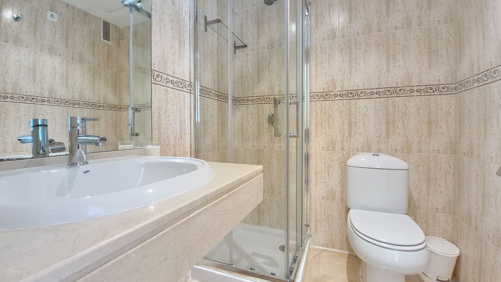 3 soveværelse Penthouse til salg i La Duquesa / Puerto de la Duquesa med swimmingpool - € 395.000 (Ref: 9812529)
